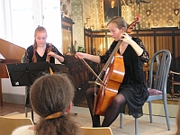 Alma und Alice Stoye beim Konzert in Oberelsbach