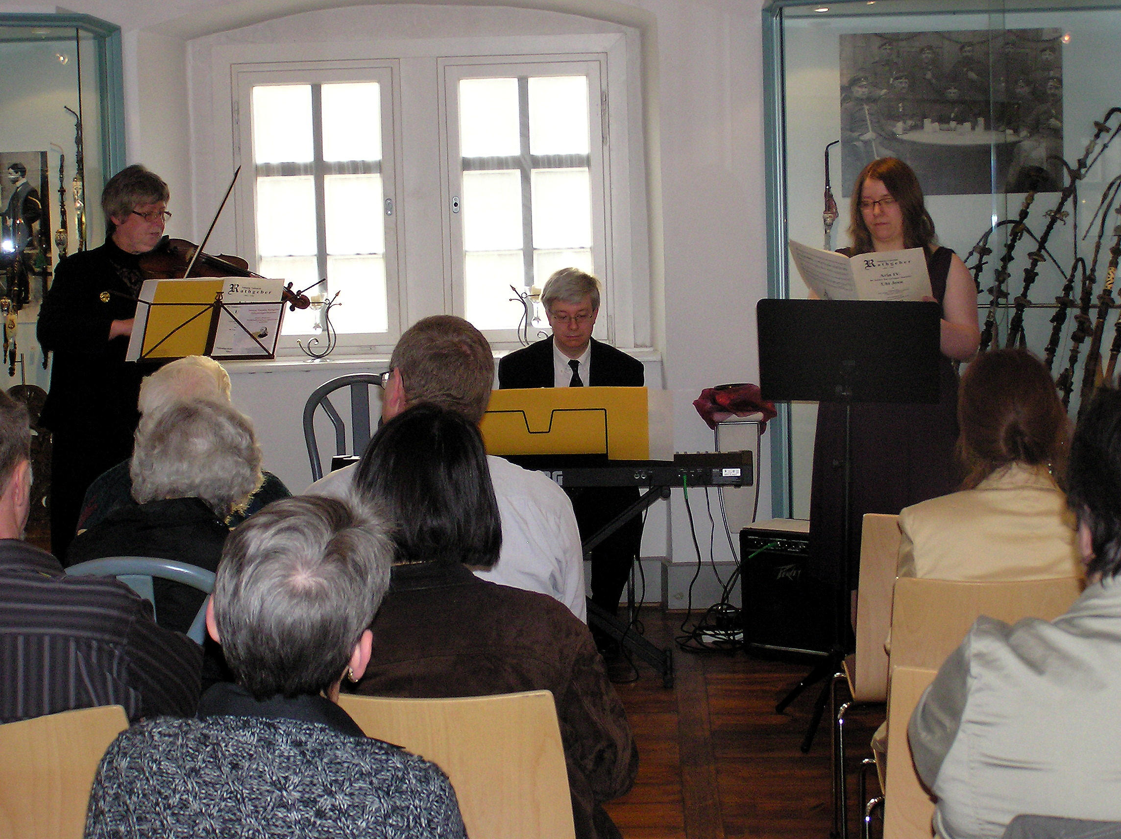 Von links nach rechts: Carola Kroczek, Berthold Gaß und Susanne Handwerker beim Geburtstagsständchen