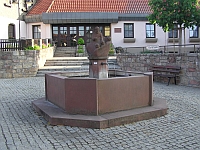 Rathgeber-Brunnen am Marktplatz in Oberelsbach