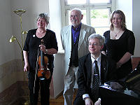 Gruppenbild vom Konzert in Schloss Wolzogen: Carola Kroczek, 2. Bürgermeister Rudi Glaesner, Berthold Gaß, Susanne Handwerker 