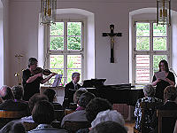 Carola Kroczek (Violine), Berthold Gaß (Flügel) und Susanne Handwerker (Sopran) während des Konzertes in Schloss Wolzogen