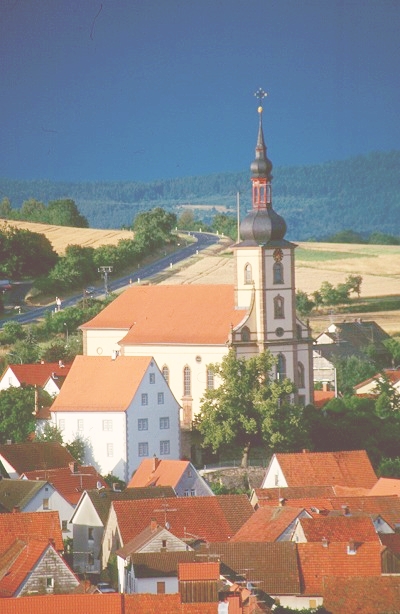 Blick auf Kirche und Rathgeber-Haus in Oberelsbach