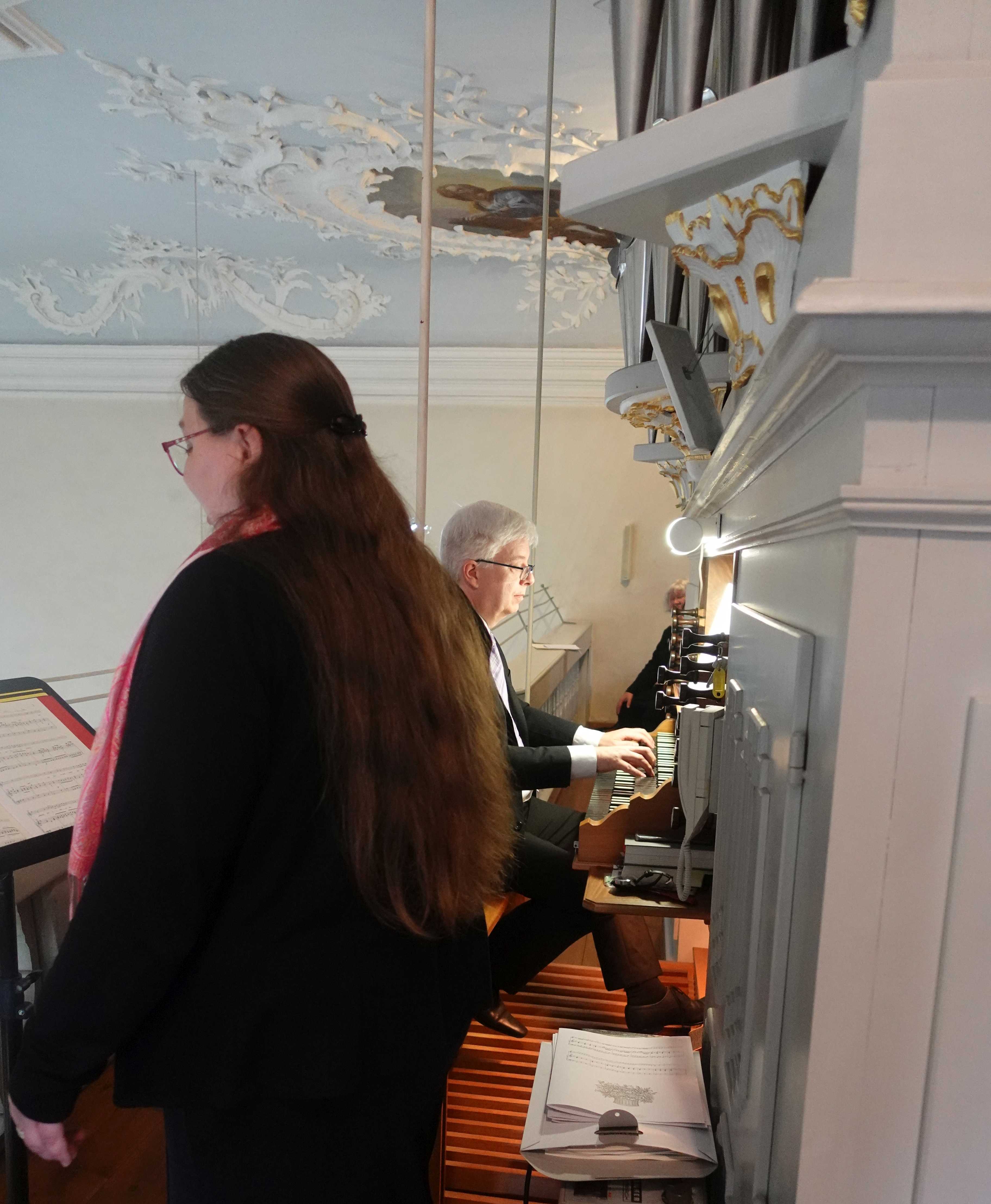 Susanne Gaß (Sopran) und Berthold Gaß (Orgel) beim Vortrag der geistlichen Soloarie "Mit besserem Recht"