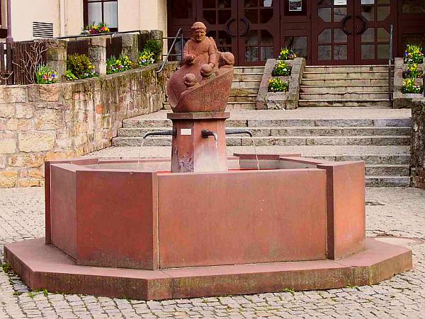 Rathgeber-Brunnen am Marktplatz in Oberelsbach