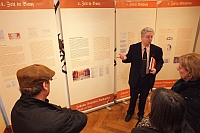 Präsident Berthold Gaß bei der Führung durch die Wanderausstellung anlässlich deren Eröffnung am 17.03.2013 im Henneberg-Museum Münnerstadt