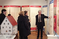 Präsident Berthold Gaß bei der Führung durch die Wanderausstellung anlässlich deren Eröffnung am 17.03.2013 im Henneberg-Museum Münnerstadt