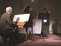 Berthold Gaß (Cembalo) und Carola Kroczek (Violine) beim Eröffnungskonzert in der Kulturscheune Wechterswinkel