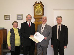 Aushändigung der Anerkennungsurkunde durch Regierungspräsident Dr. Paul Beinhofer